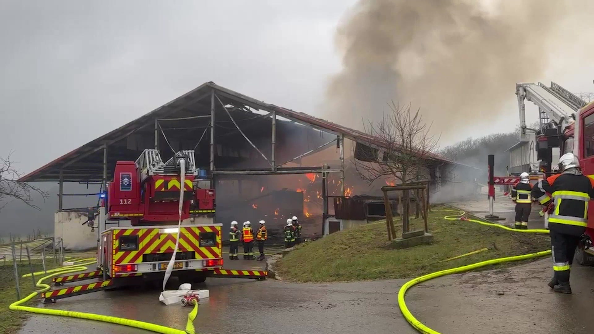 65 pompiers mobilisés: Gros incendie dans une exploitation agricole à ...