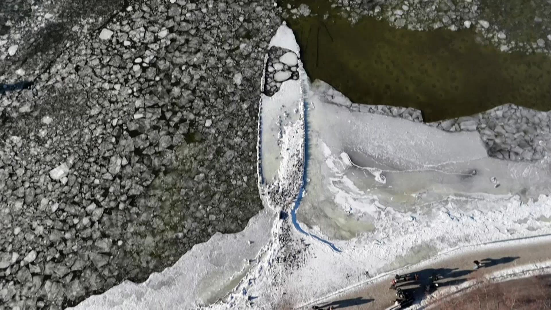 Baltic Sea: Record-low water levels reveal 17th-century shipwreck in Stockholm