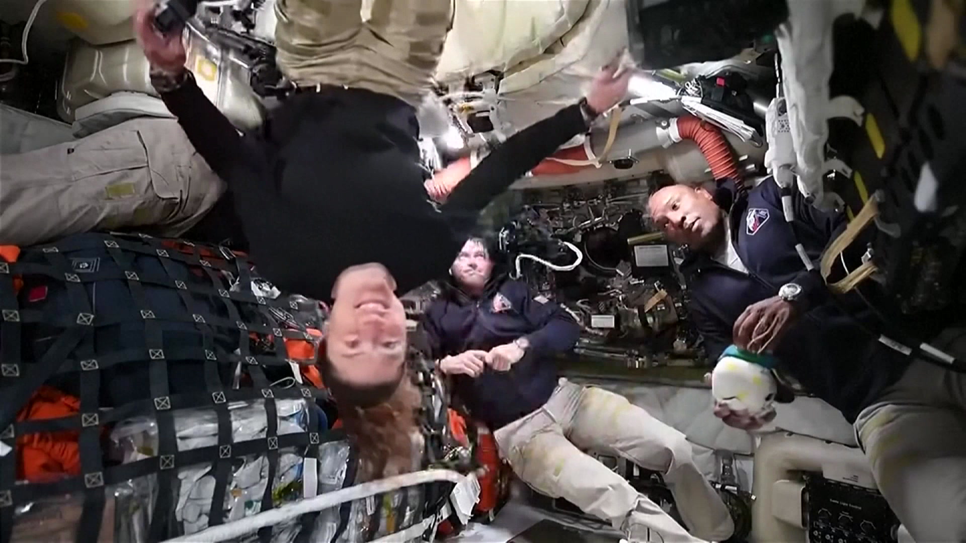 NASA-Missioun: An der Nuecht op en Dënschdeg fleien d'Astronaute ronderëm de Mound