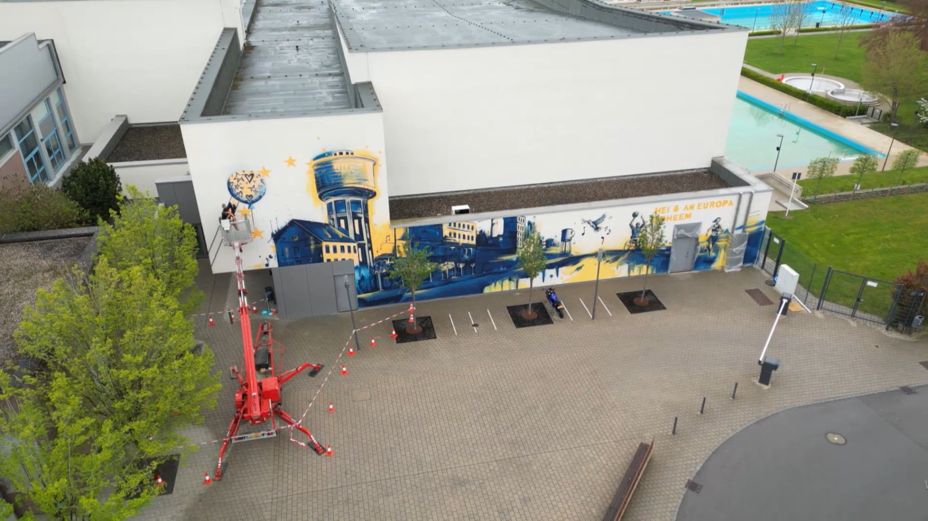 Nei Graffitie vun der EU-Kommissioun: Eng Mëschung aus Diddeleng an Europa op der Mauer vum Centre sportif