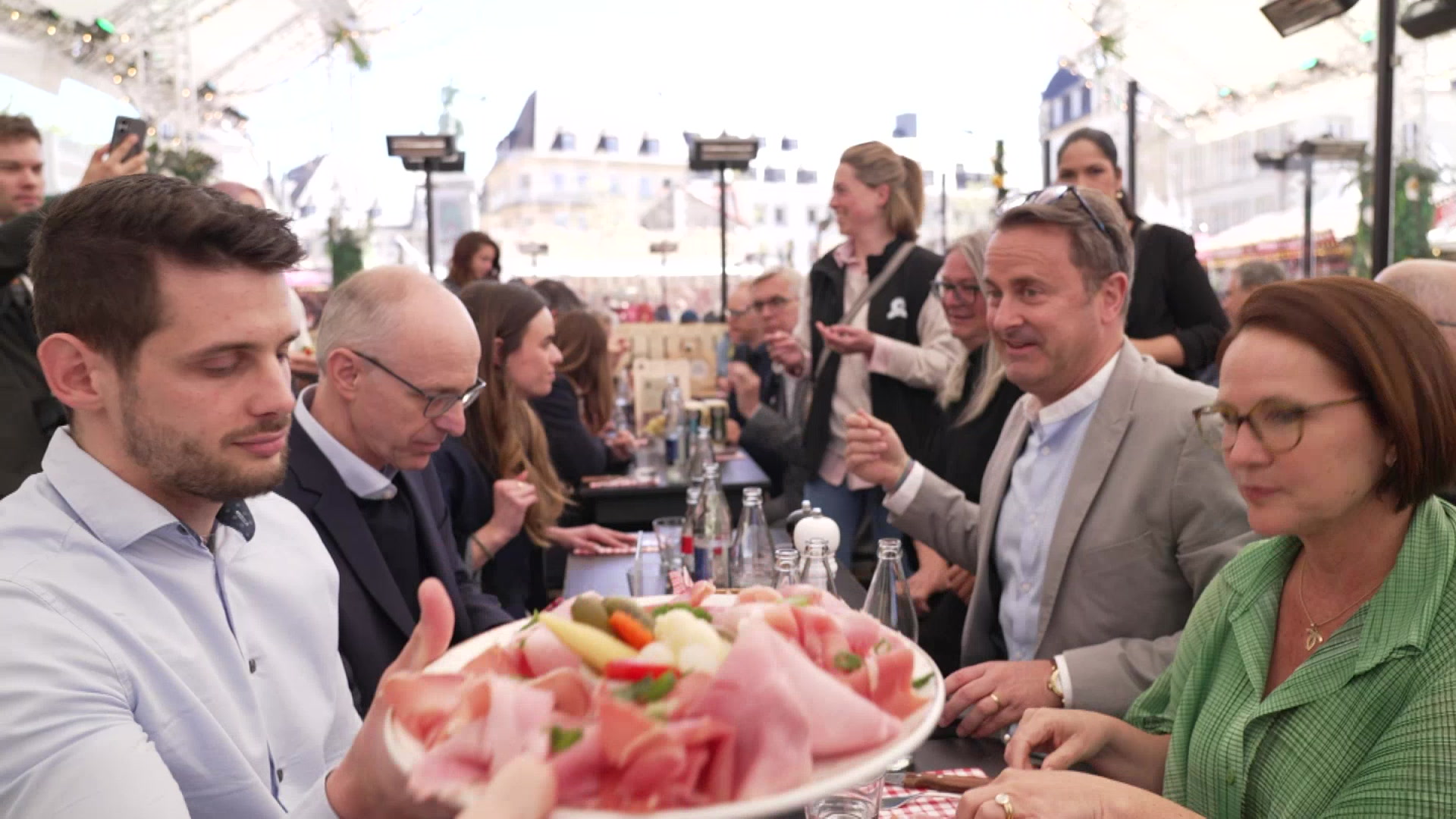 D'Regierung huet d'Press op de Knuedler invitéiert: Luc Frieden fënnt de mënschlechen Aspekt ganz wichteg, 