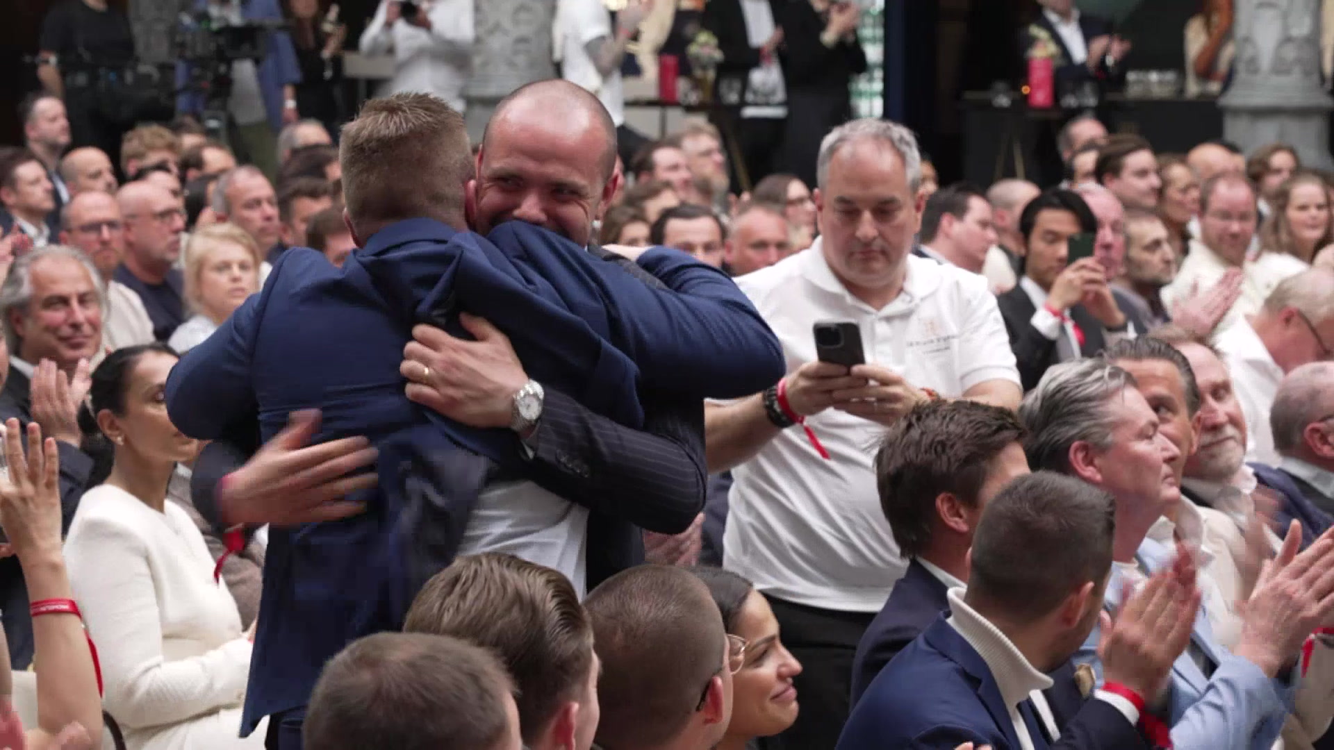 Wien ass de frëschgebakene Stärekach?: 