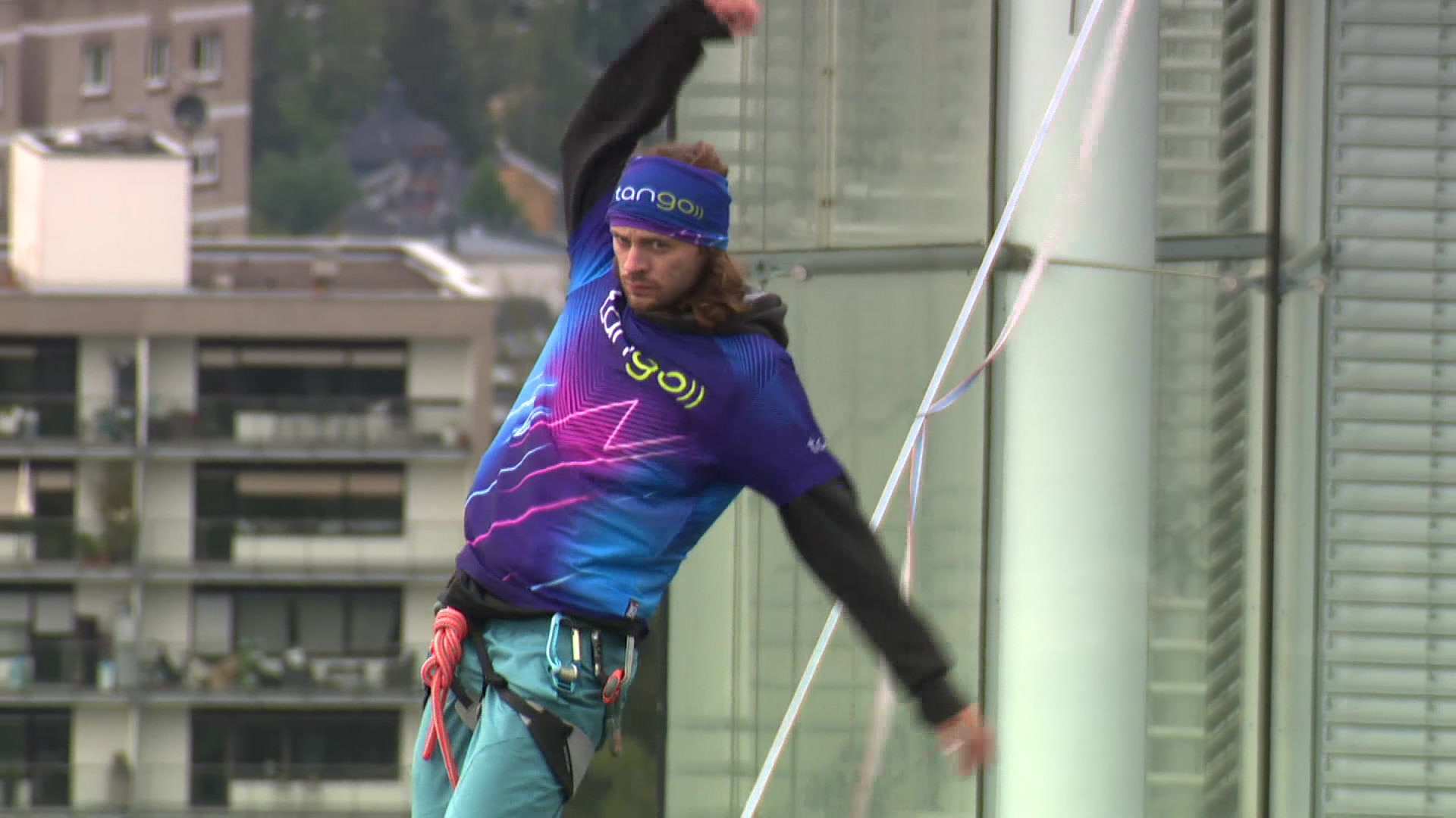 68 metres above Kirchberg: Slackliner walks between two skyscrapers over Luxembourg night marathon
