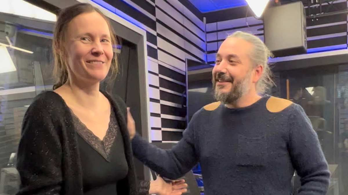 Tame and the Wild guest, play live