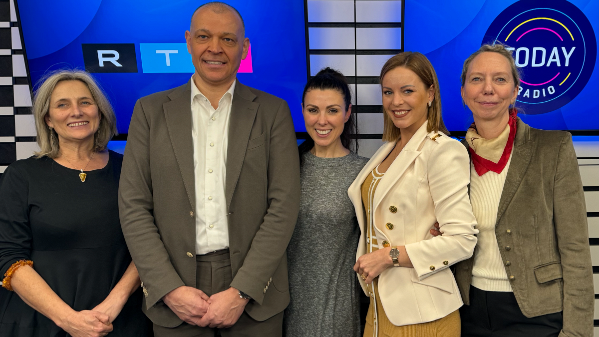 The Power of our Surroundings for high performance