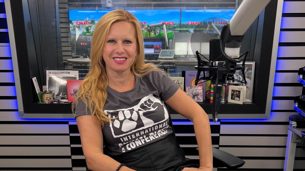 GINA SIMMONS returns to talk punk, animal rights ... and passing wind...