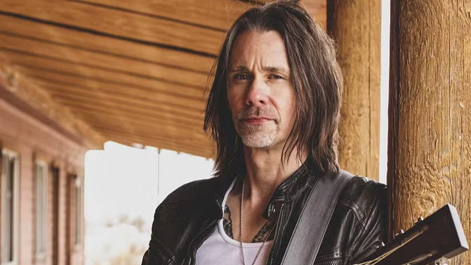 Myles Kennedy chats with Ethan!