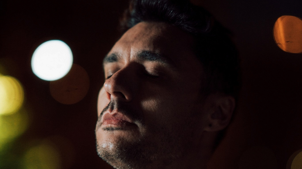 Paulo Levi takes part in The Fast Track songwriting challenge!