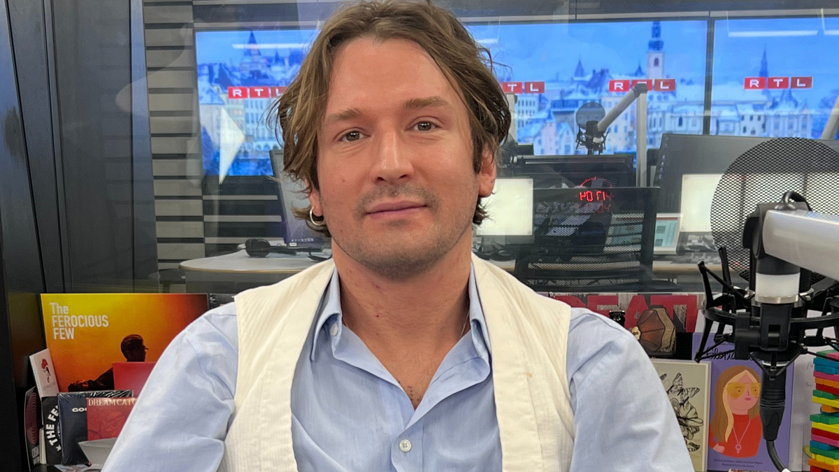 Jackie Moontan crash lands on the DB3 Show