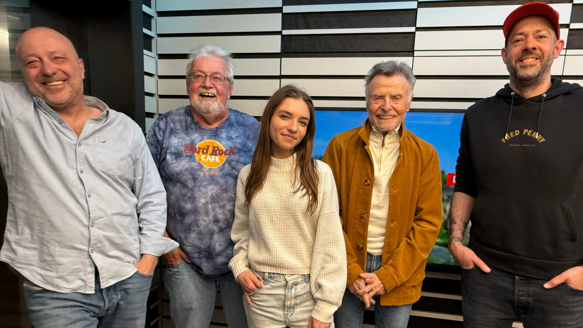 5 vir 12 'Poppentheater' - Special Guest: Laura Thorn