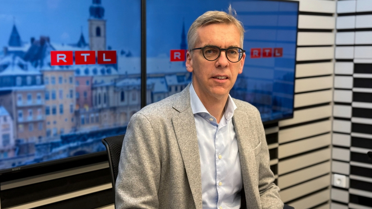 Politik ass och "aus der Träip eraus", esou den Inneminister