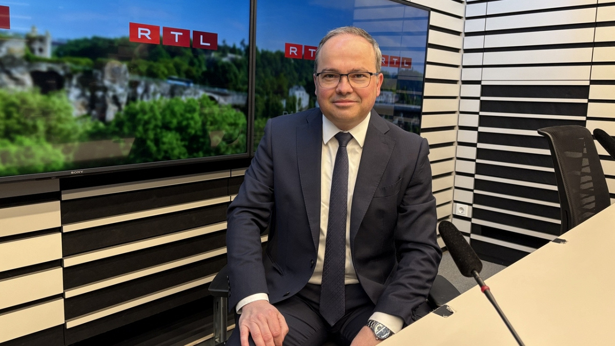 Laurent Zahles: "Eng relativ Stabilitéit, wat déi laangfristeg Zënsen ubelaangt"