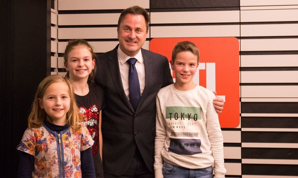 Xavier Bettel stellt sech de Kannerfroen