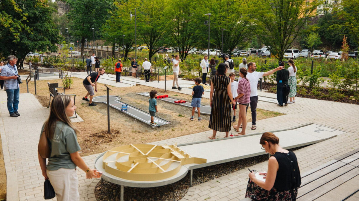 Neie Minigolf an der Péitruss ass elo fir de Public op