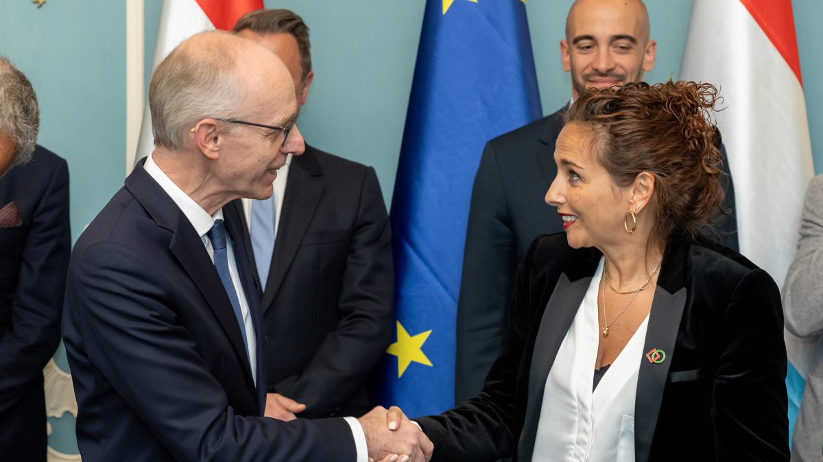 Wéi steet ëm ëm d'Mesurë vun der Tripartite?