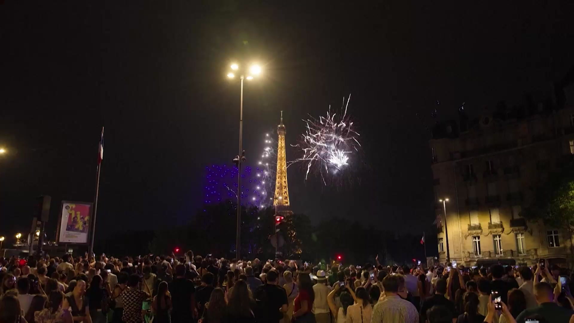 f-te-nationale-en-france-revivez-le-spectacle-du-presque-14-juillet